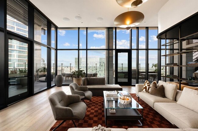 Building Photo - 610 Davis St