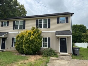 Building Photo - Nice townhouse duplex in convenient Kannap...