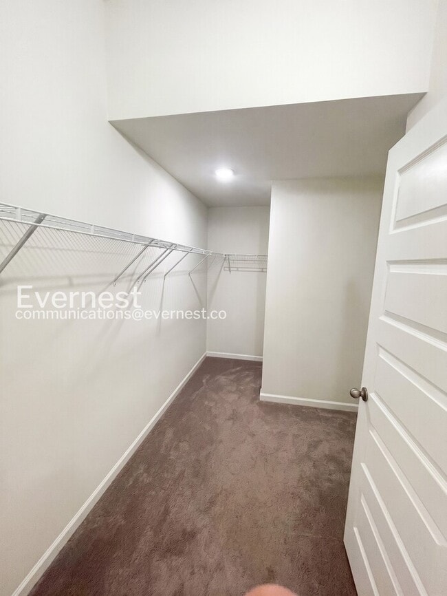 Building Photo - 3 Bed/3 Bath Townhome with Garage / Available Now!