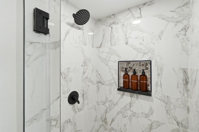 Building Photo - 4 bed with back yard in great East side location.