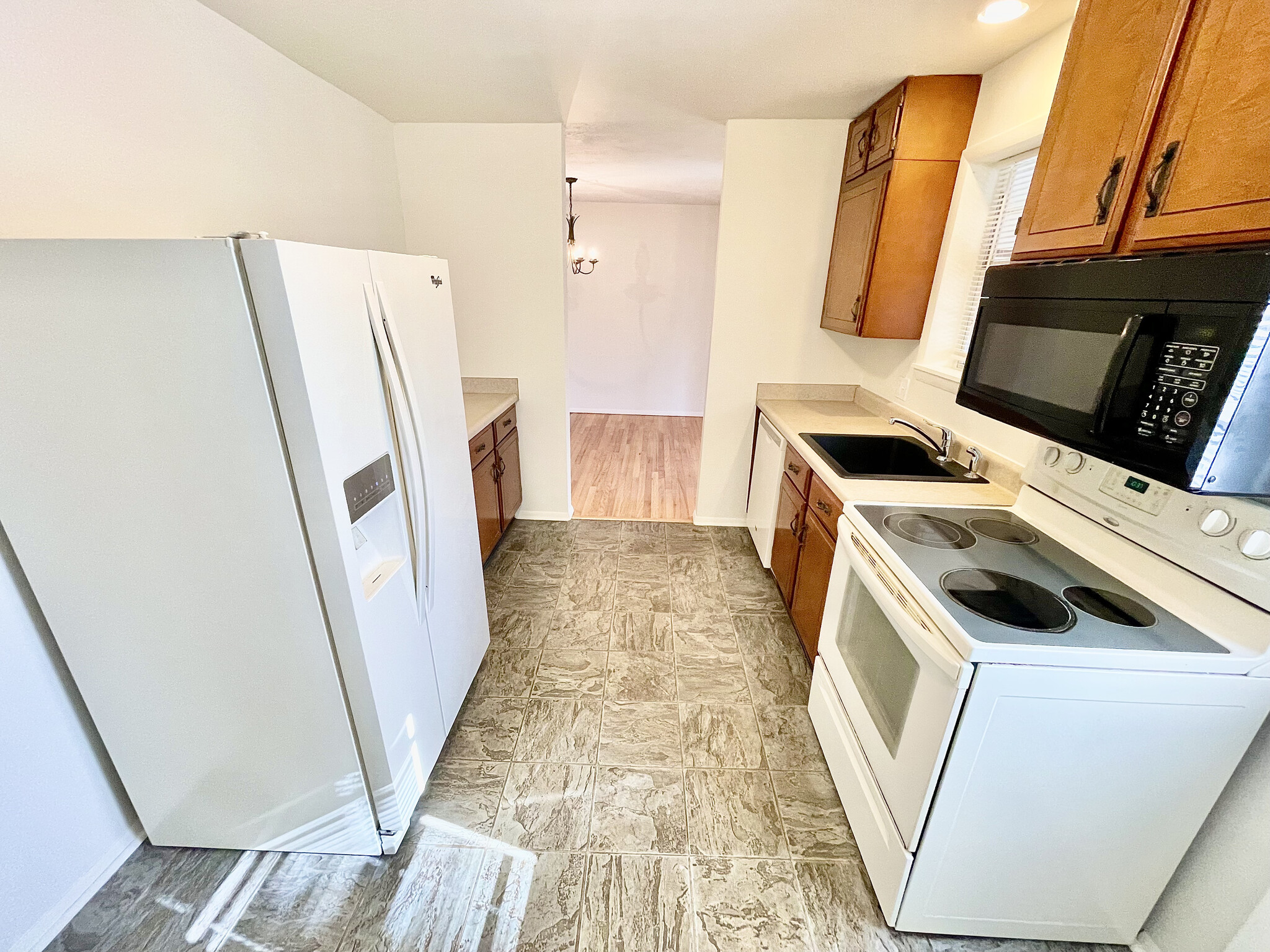Kitchen - 21628 Parker Rd