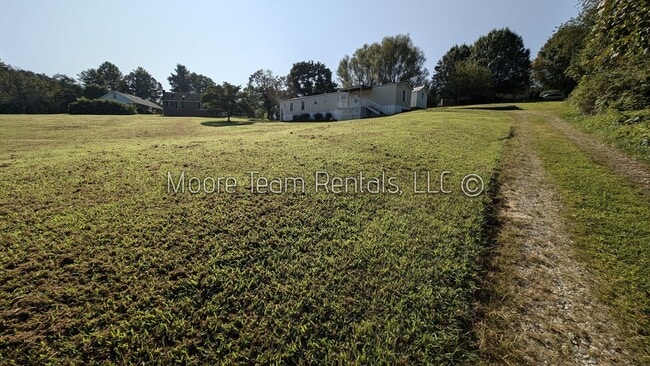 Building Photo - Country Home - Large Open Lot