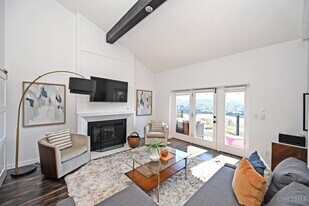 Building Photo - 1005 Hill St