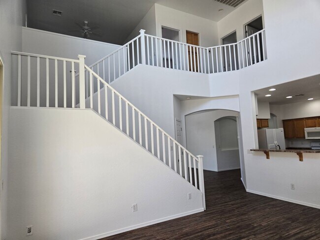 Building Photo - Spacious 4 bed, 3 full bath home in New Ri...