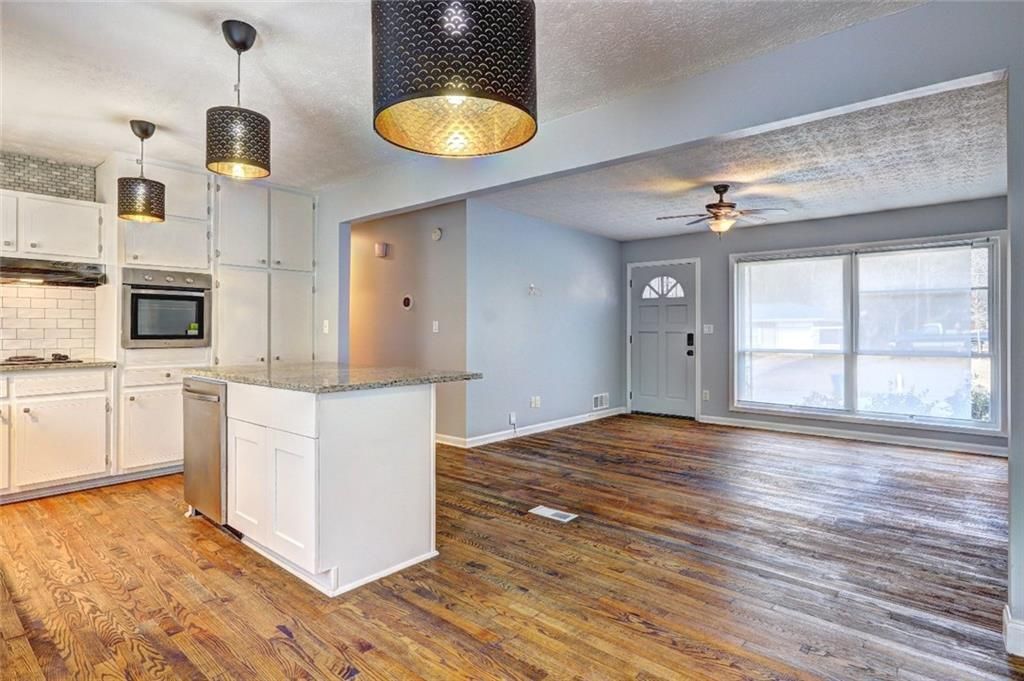 Building Photo - 667 Tara Cir SE