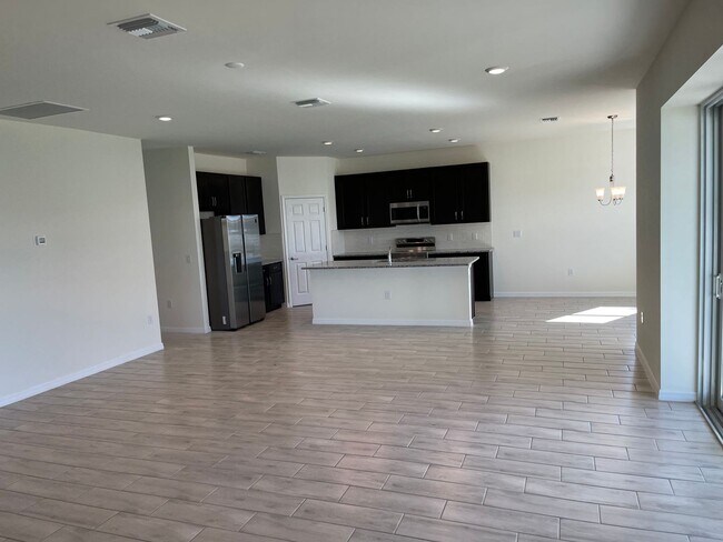 Building Photo - Stunning and spacious Single Family Home!