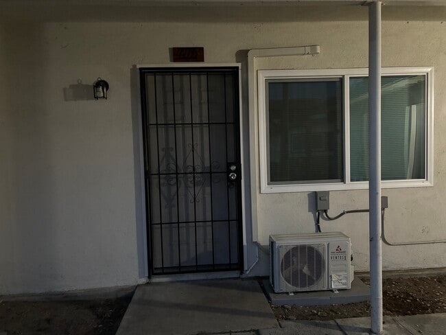 Building Photo - 475 W Ramona Dr