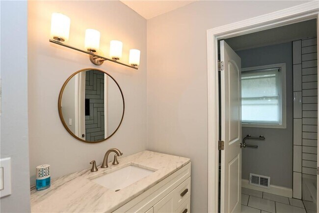 Building Photo - 667 Tara Cir SE