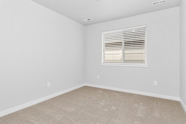 Building Photo - Beautiful 4bd/2ba Single Level Home w/RARE 4-CAR GARAGE