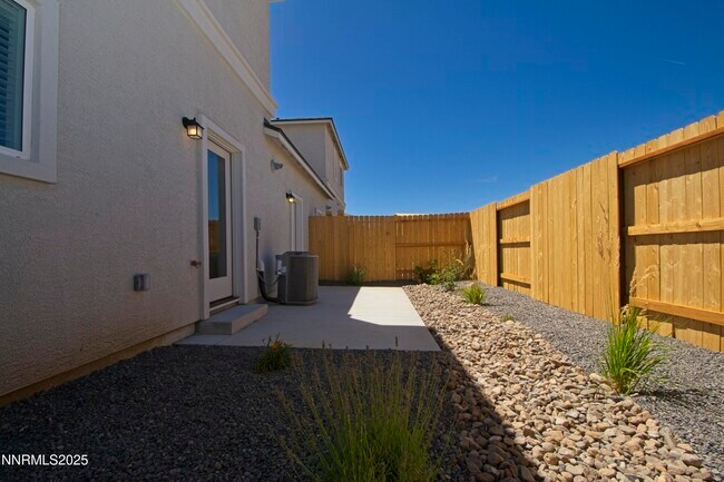 Building Photo - 843 Orchard Rock Dr
