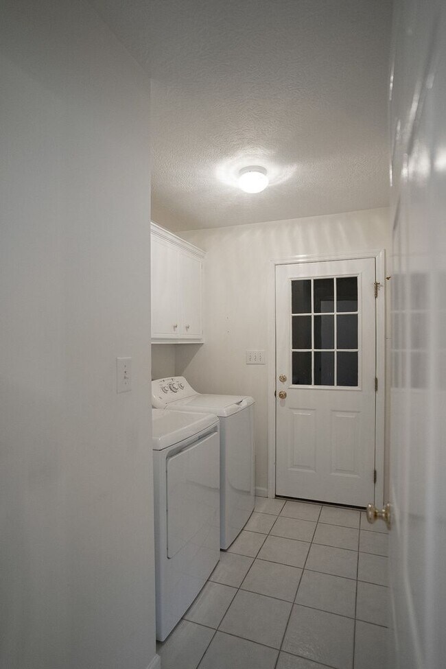 Building Photo - 537 Cedar Rock Dr
