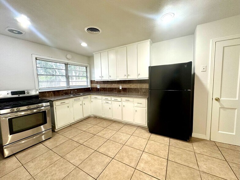 Building Photo - 6419 Thrush Dr