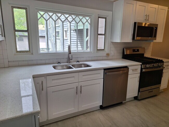 Building Photo - 852 Monroe Dr NE