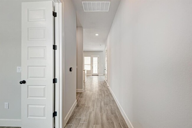 Building Photo - 12811 Stanford Dr