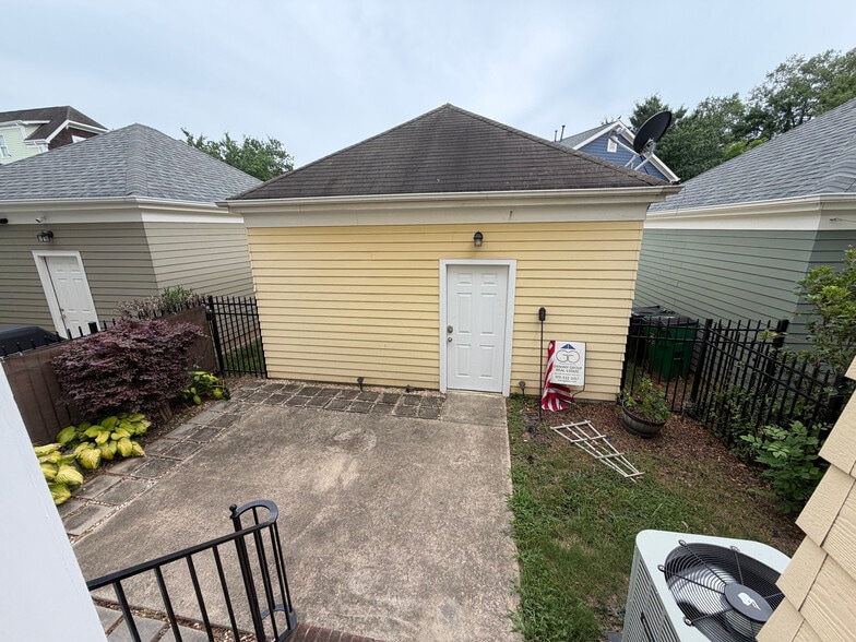 Building Photo - Room in House on Dubois Court