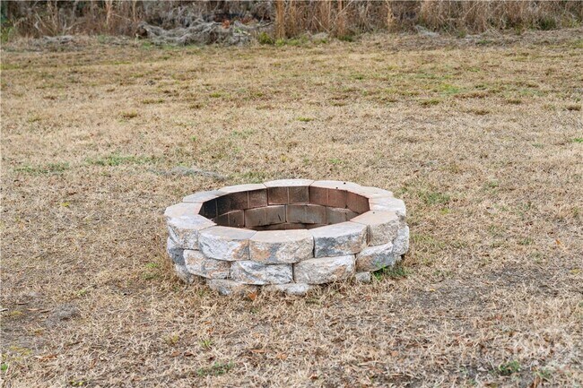 Building Photo - 601 Meloney Dr