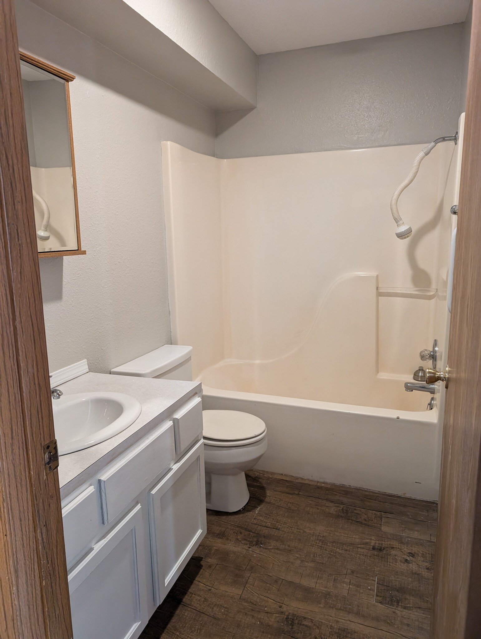 Full bath - 303 E Washington St