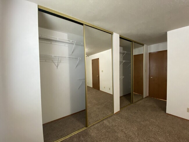Building Photo - 1BR/1Bath Condo w/Garage