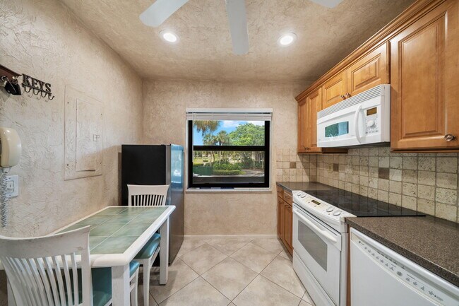 Building Photo - 21669 Tall Palm Cir