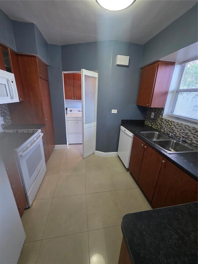 Building Photo - 2832 SW 37th Ave