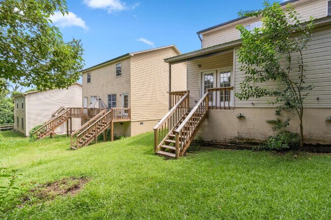 Building Photo - 1 bedroom and 1 bathroom in a 3x3 duplex STEPS AWAY FROM CAMPUS