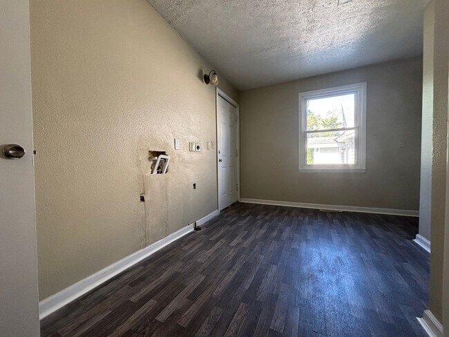 Building Photo - Spacious clean 5 bedroom 2 full bath home ...