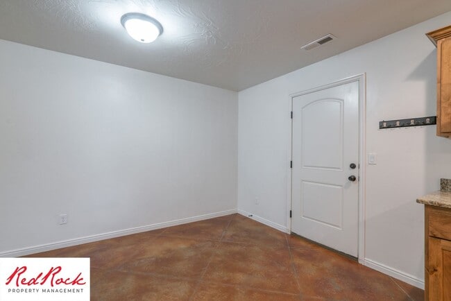 Building Photo - End Unit, DOG-FRIENDLY 3 Bedroom Townhome ...