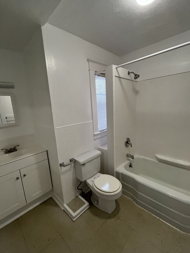 Building Photo - 31 Leclair St