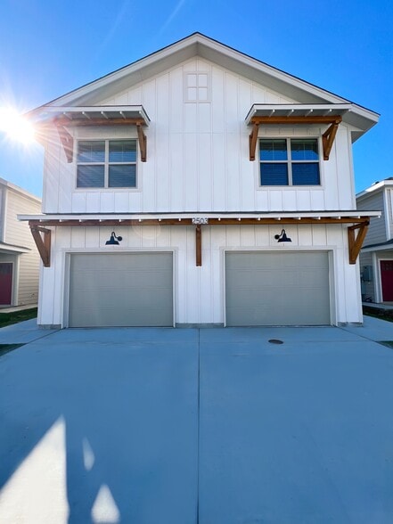 Primary Photo - 2503 Lynwood Bnd