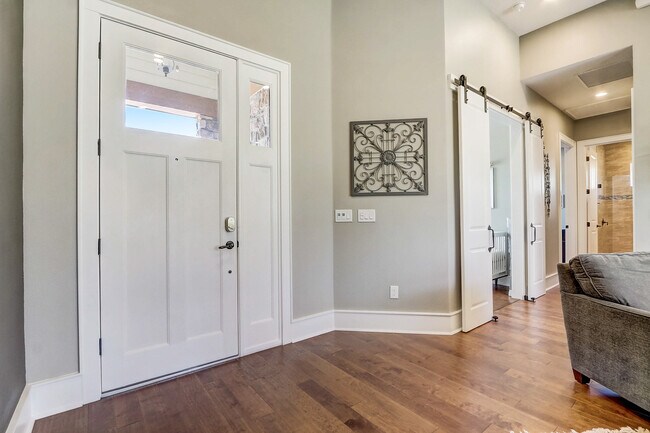 Building Photo - 10613 White Oak Dr
