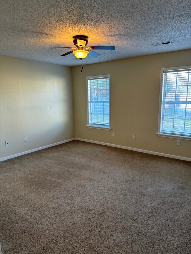 Master bedroom - 3550 Woodland Dr