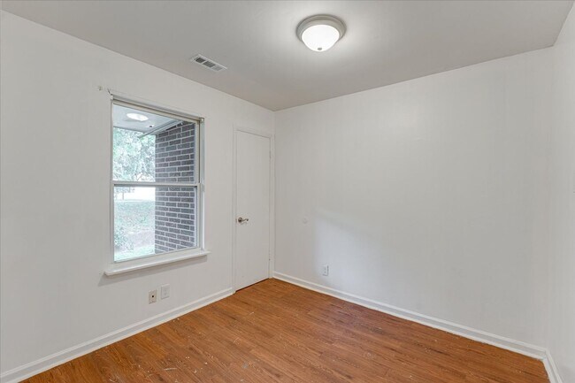 Building Photo - Charming Renovated 2-Bedroom Duplex Near D...