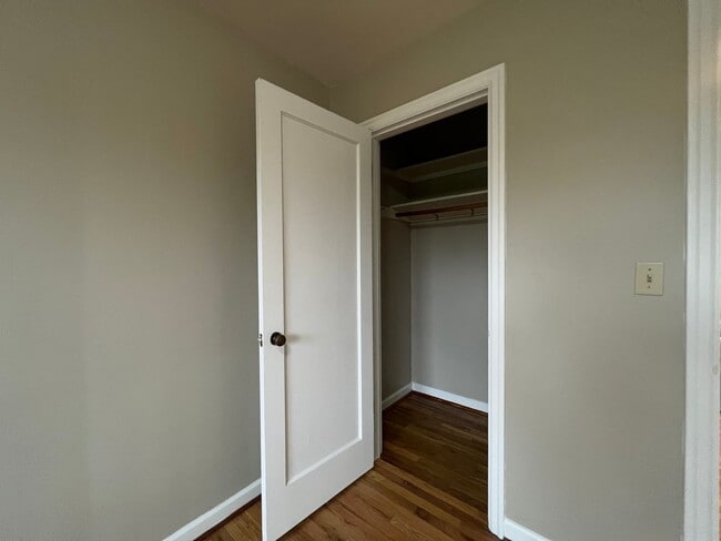 Building Photo - Pristine Top Floor 1 Bed, 1 Bath Gem!