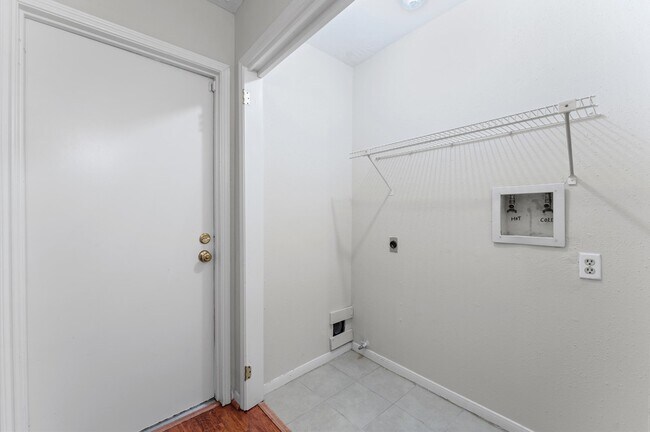 Building Photo - 3202 Kempwood Dr