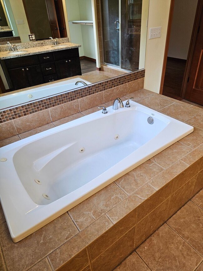 Building Photo - 4 Bedroom Home in Mountain Vista Community!
