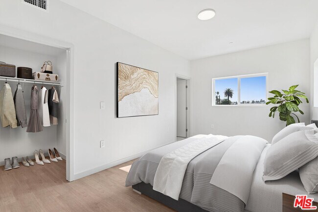 Building Photo - 2521 S Orange Dr