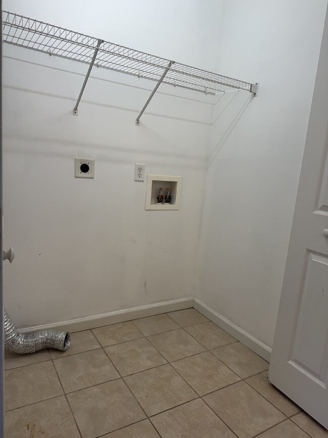 Building Photo - "Coastal Comfort Awaits: Charming 2-Bed, 2-Bath Townhouse on Catherine Street!"