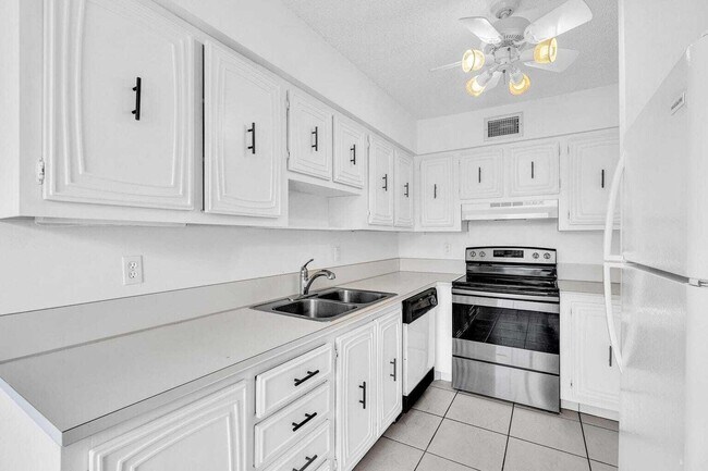 Building Photo - 13721 Flora Pl