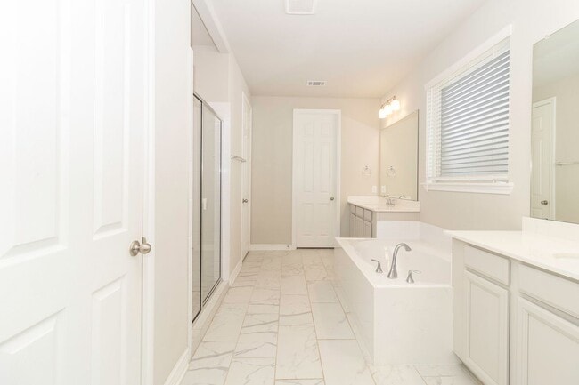 Building Photo - 3010 Flora Manor Dr
