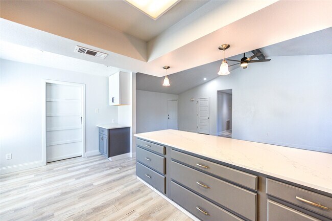 Building Photo - 235 E Castle Harbour Dr