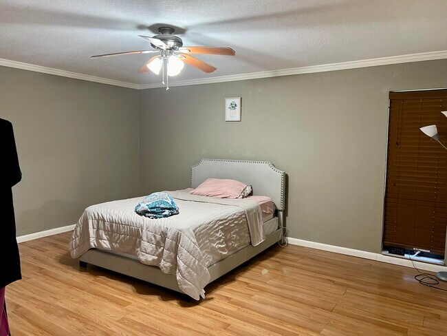 Building Photo - 4075 Palm Forest Dr N