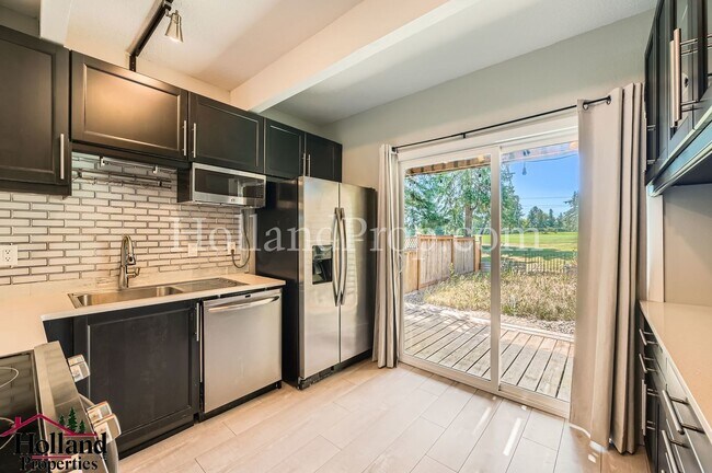 Building Photo - Charming Home Near Parks and Trails in Por...