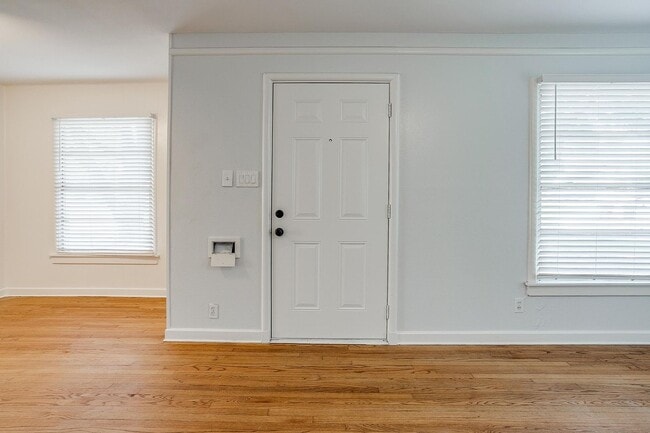 Building Photo - Fresh on the Market-  2 Bed, 1 Bath home in Westcliff, Minutes from TCU- 76109