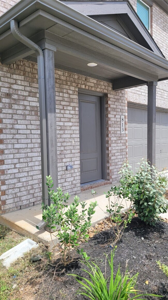 Building Photo - 813 Vlg Brk Dr