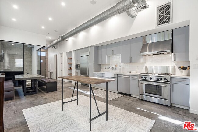 Building Photo - 710 Orlando Ave