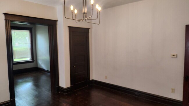 Building Photo - "Spacious 5-Bedroom Gem with 2 Full Baths in St. Louis – Your Ideal Family Home Awaits!"