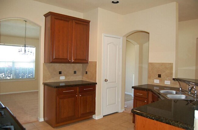Building Photo - 30415 Deleon Fields Dr