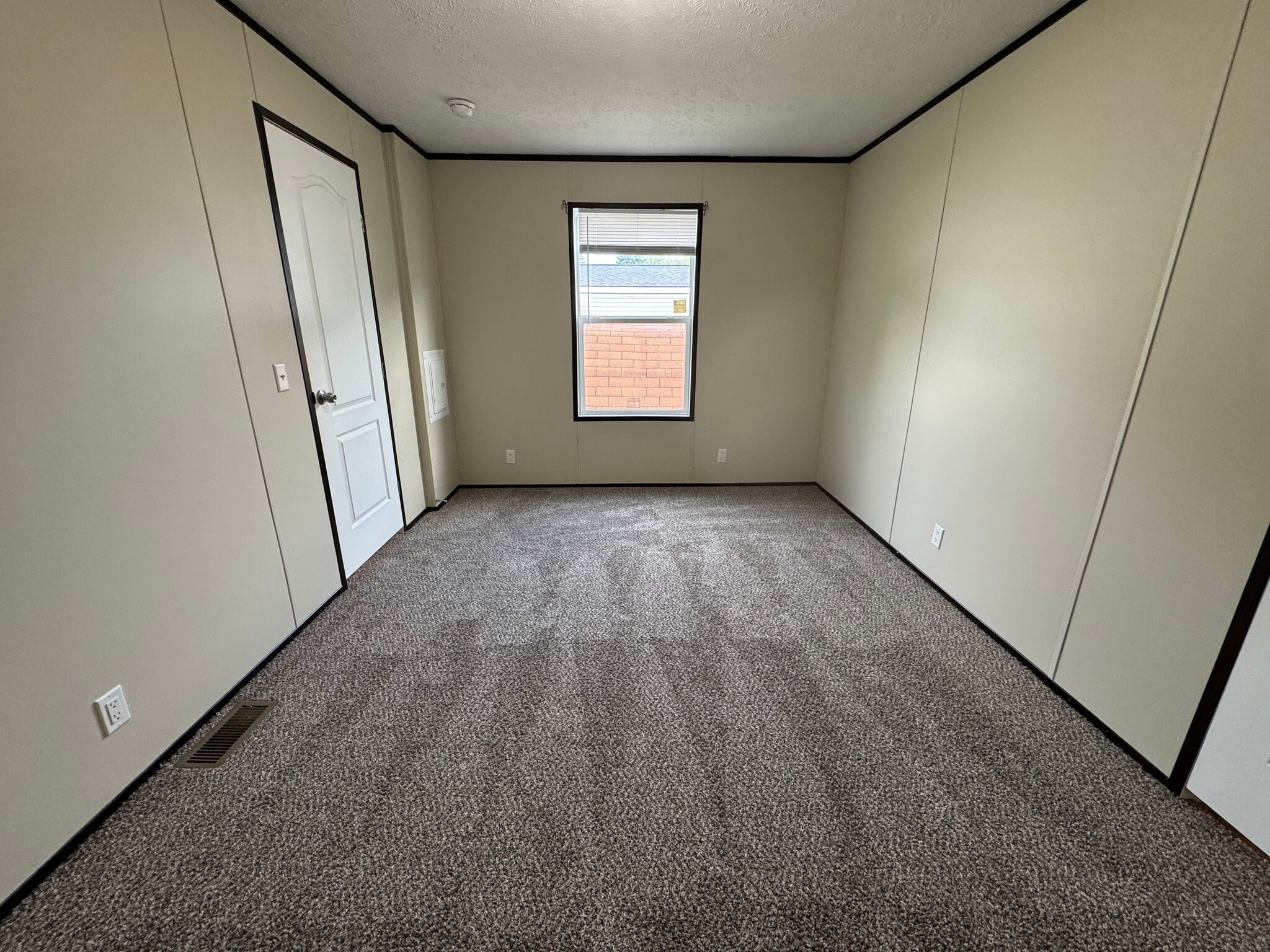 Building Photo - 48580 Pineview Dr