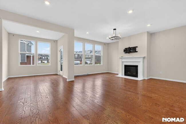 Building Photo - 2851 Fairgrove Cres