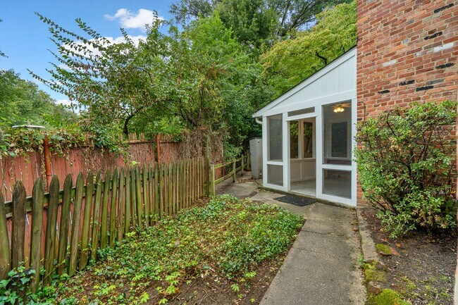Building Photo - 3 Bed 2 Bath - Takoma Park Split Level - 1...